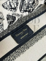 LADY DIOR D – LITE BEIGE PARIS. Size: :24 x 11 x 20cm - Image 3