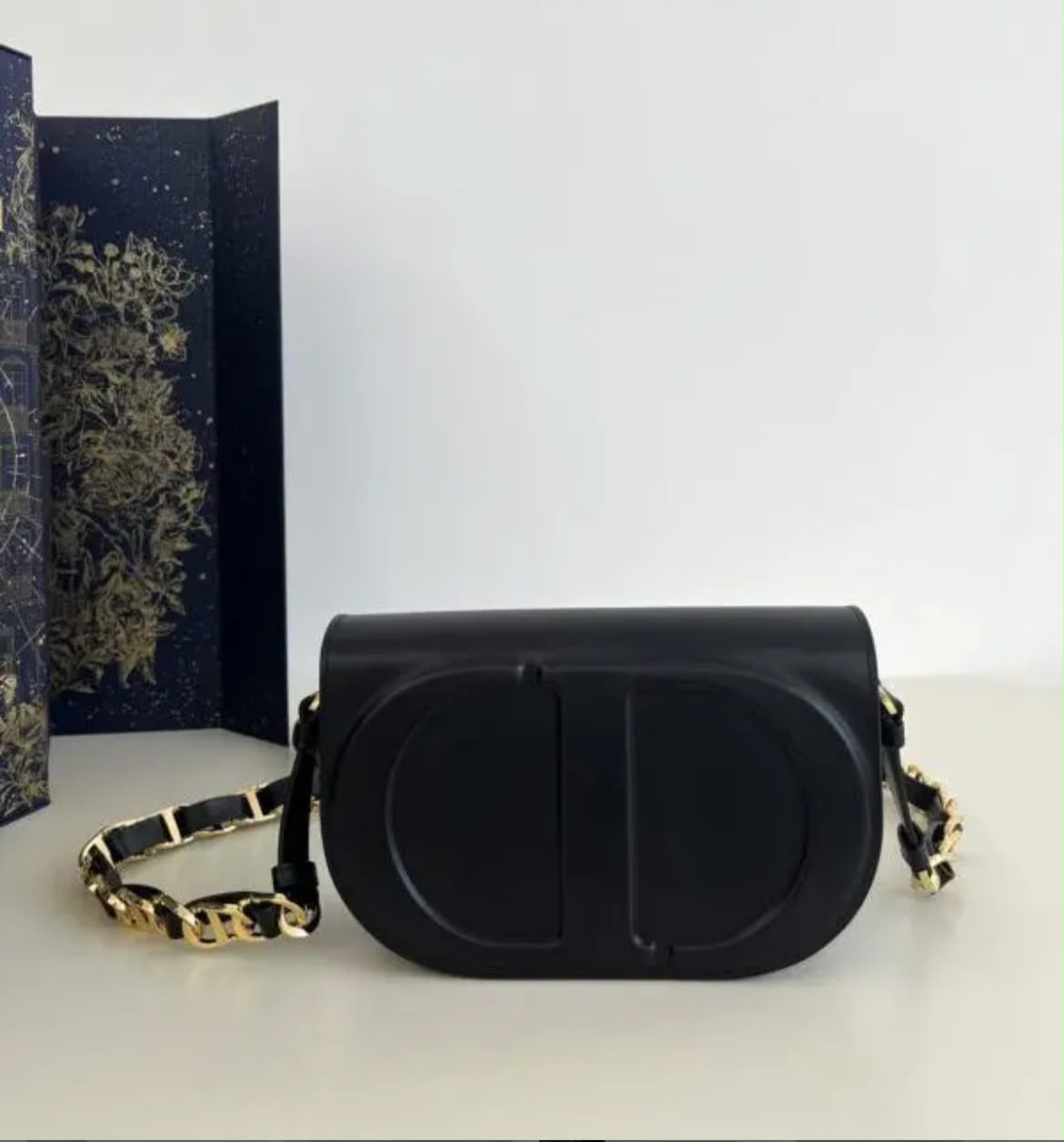 WhatsApp Image 2026-07-19 at 7.07.07 PM DIOR SIGNATURE. Size: 21 x 6 x 12cm - Imagen 1