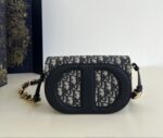 DIOR SIGNATURE. Size: 21 x 6 x 12cm