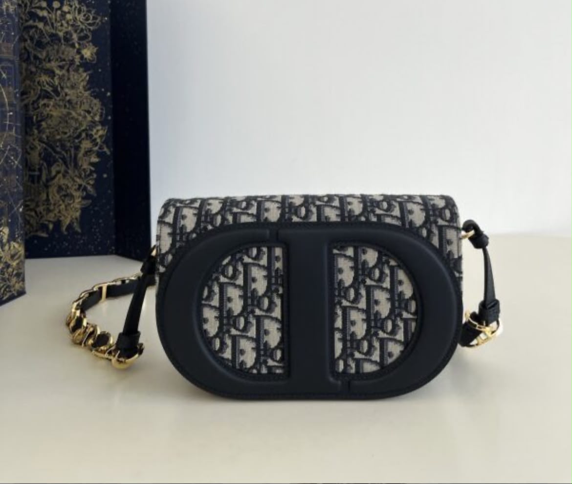 WhatsApp Image 2026-07-19 at 7.12.50 PM DIOR SIGNATURE. Size: 21 x 6 x 12cm - Imagen 1